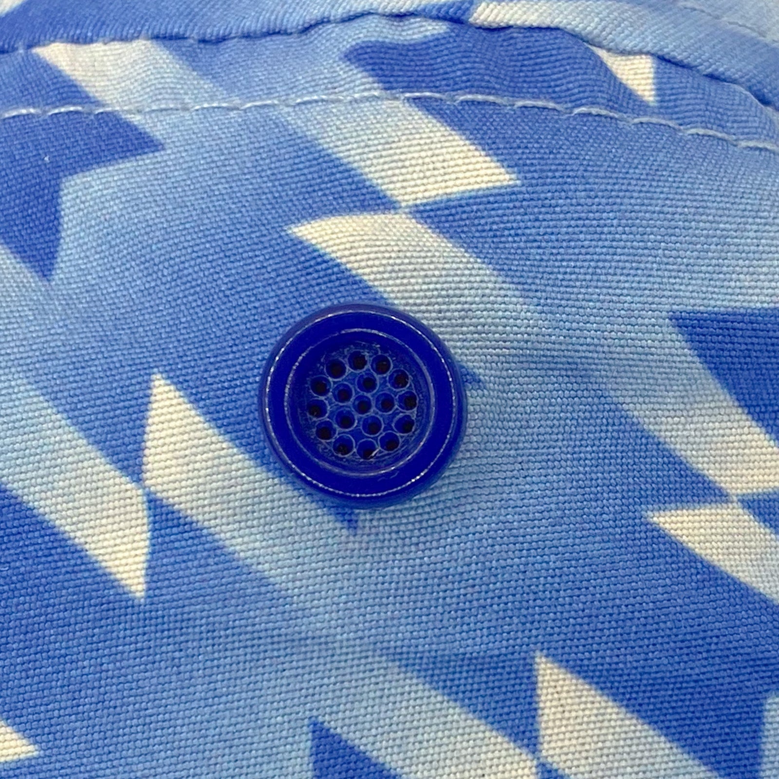 Man United bucket hat in retro blue 1990 colours