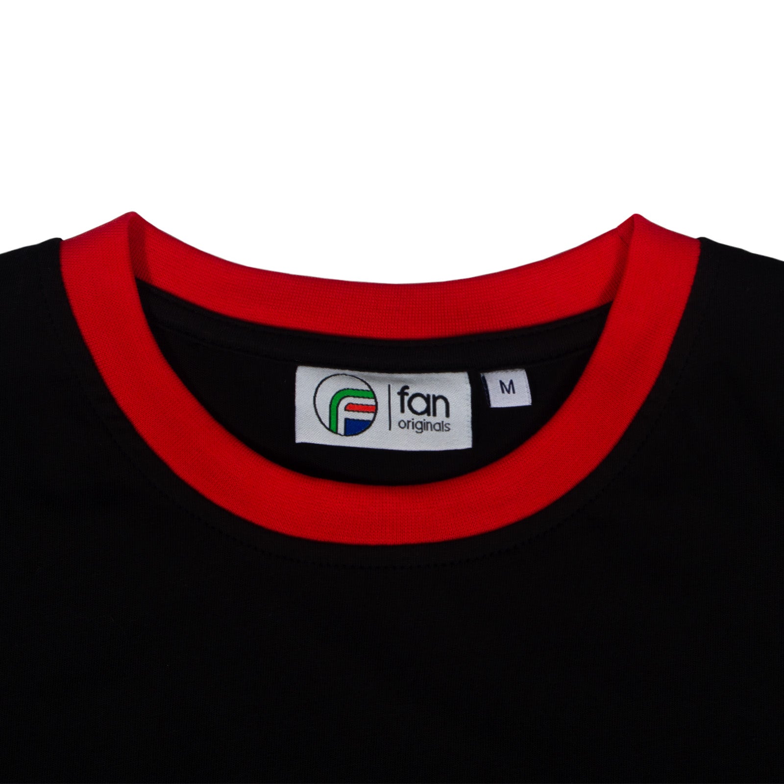 Man Utd adults retro T-shirt in black featuring Manchester crest to front