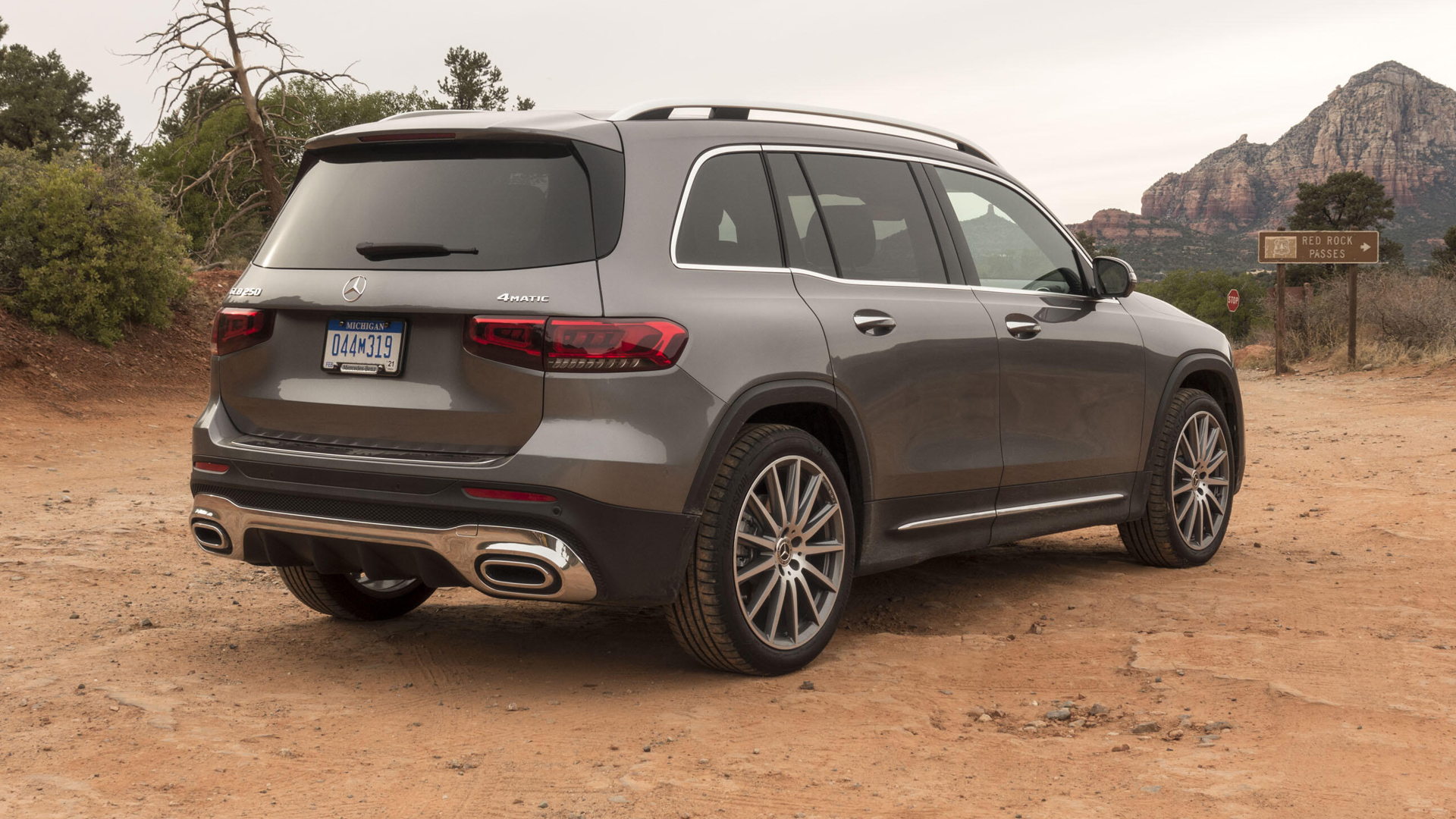 mercedes-glb250-1080p