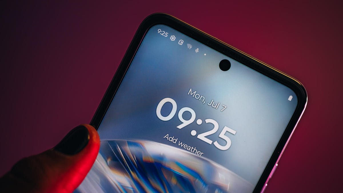 motorola-swarovski-hi-res-1