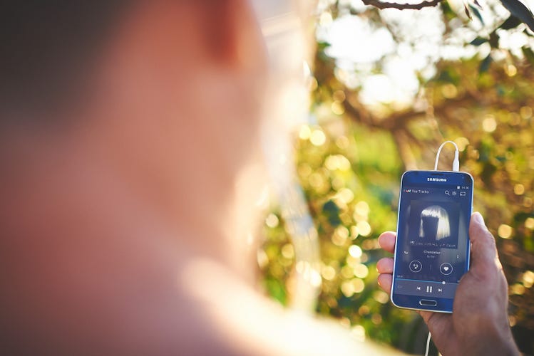 A person streams through the Deezer app.