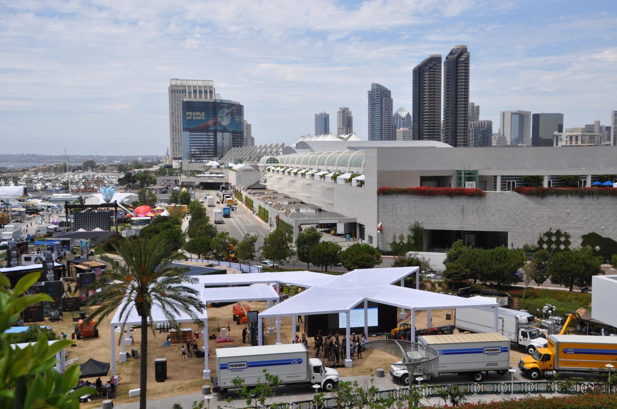 sdcc-preview-photos-outside