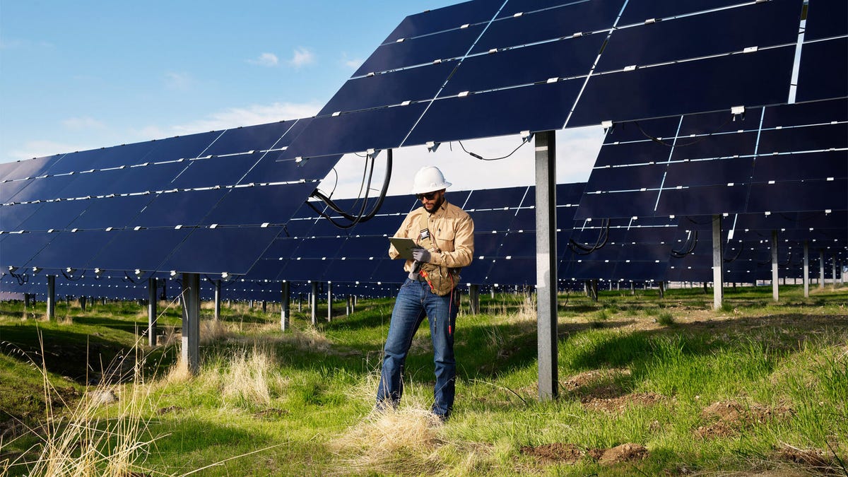 apple-announces-new-climate-efforts-with-over-110-suppliers-transitioning-to-renewable-energy-team-member-near-solar