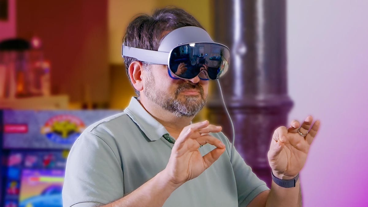 CNET's Scott Stein wearing the Samsung Galaxy XR visor on his face