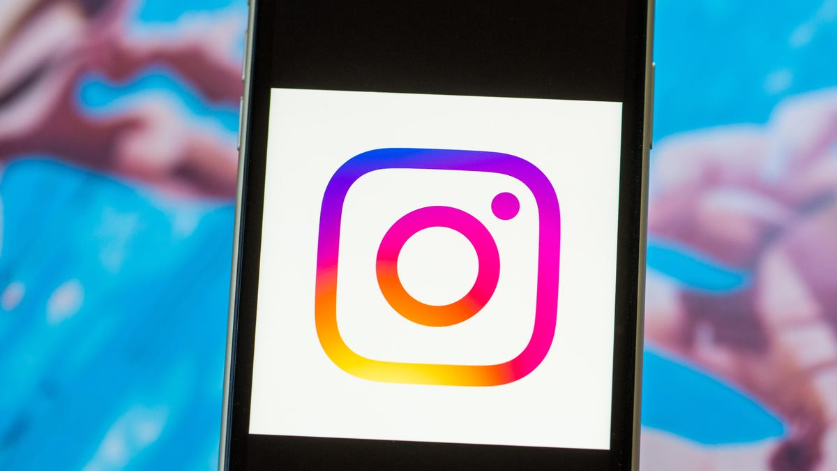 instagram-logo-hands-connection-3042