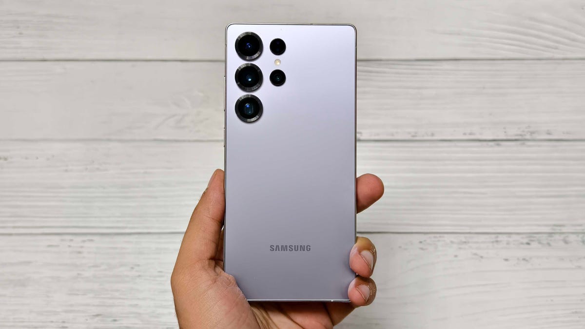 Prakhar Khanna holding the Galaxy S25 Ultra.