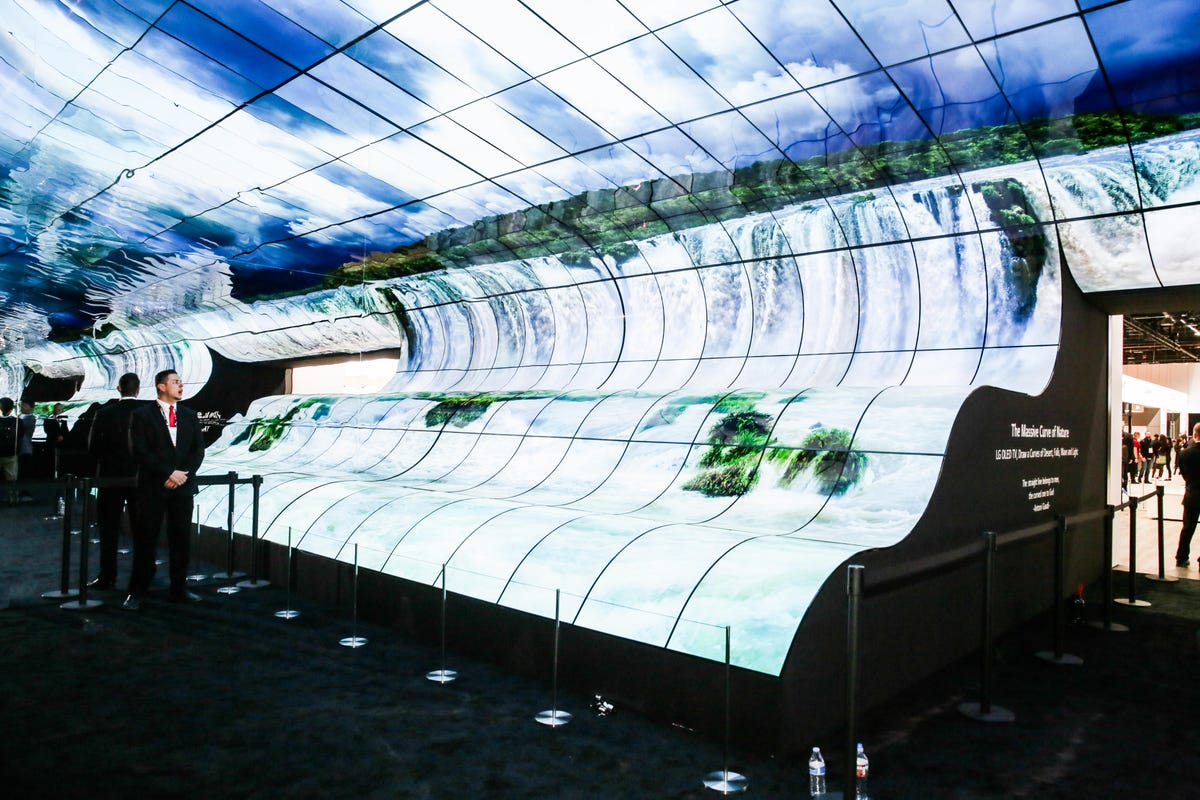 05-lg-booth-massive-curve-of-nature