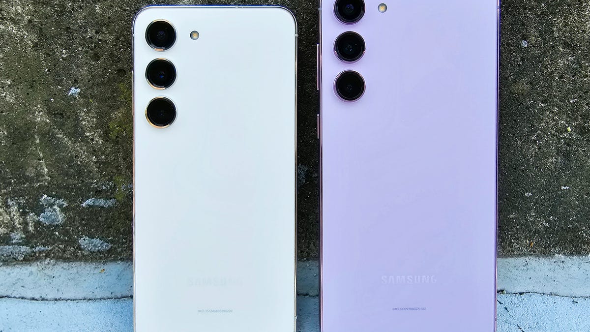 The Galaxy S23 (left) and Galaxy S23 Plus (right)