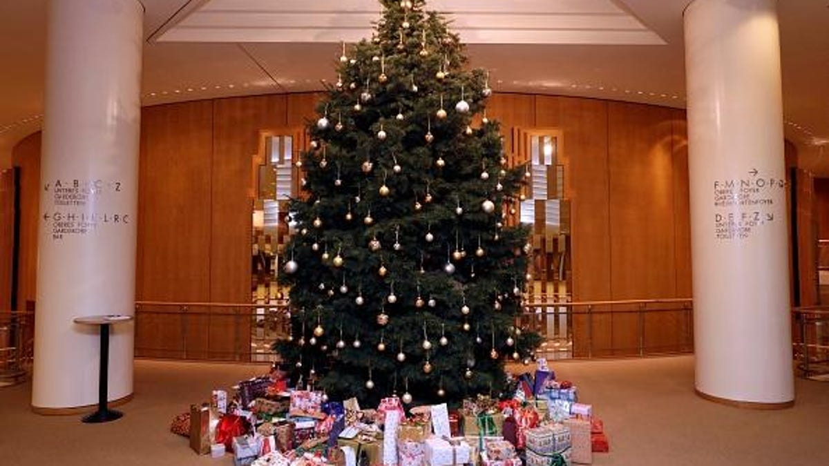 Weihnachtsgeschenke für Kölner Obdachlose unter dem Weihnachtsbaum im Foyer der Kölner Philharmonie