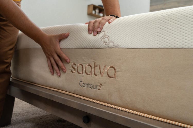 saatva-contour5-mattress-2024-logo-dp-3