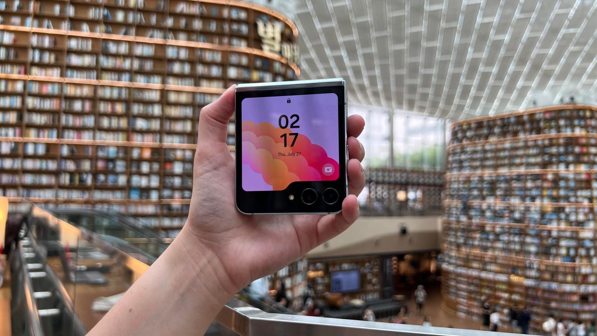 Galaxy Z Flip 5 cover screen