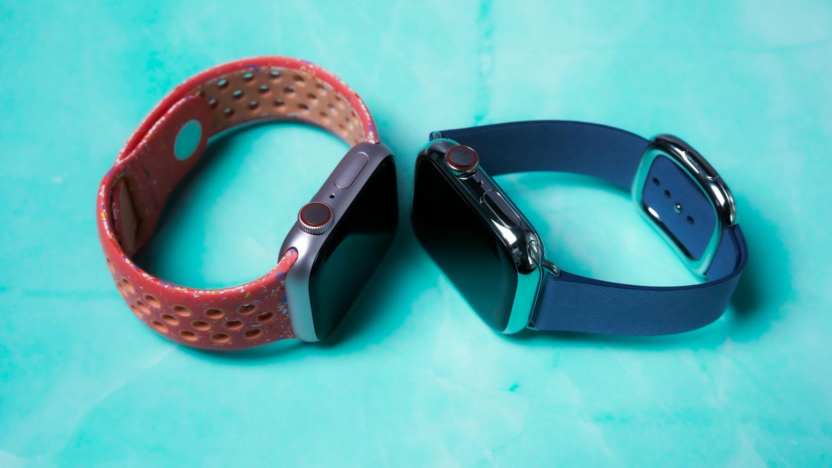 The Apple Watch Series 9 in aluminum (left) and stainless steel (right)