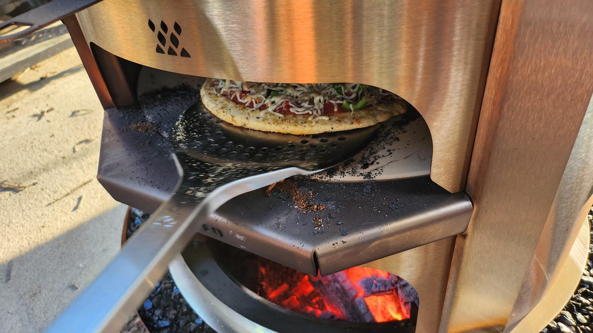 breeo-luxeve-fire-pit-live-fire-pizza-oven-lifestyle-3