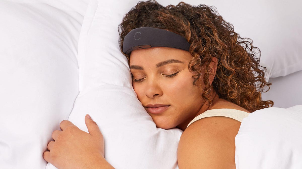 Person wearing Elemind headband to sleep.