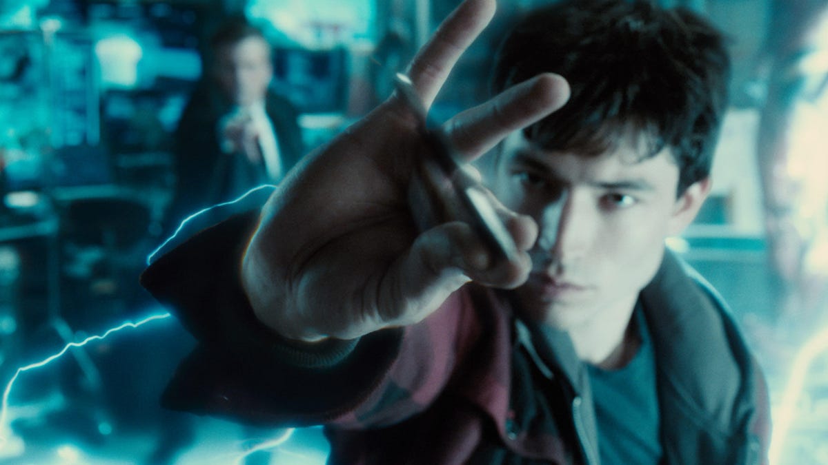 justice-league-dc-flash-ezra-miller-batarang