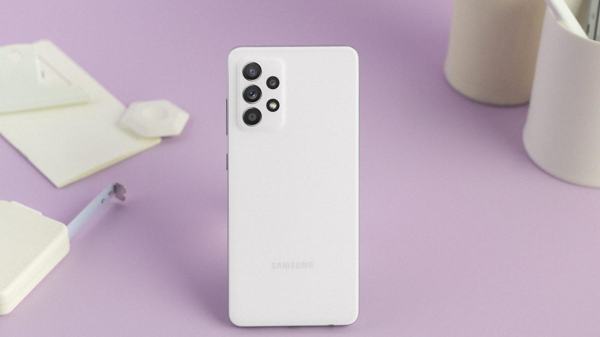 04-galaxya52-lifestyle-white-210309111854