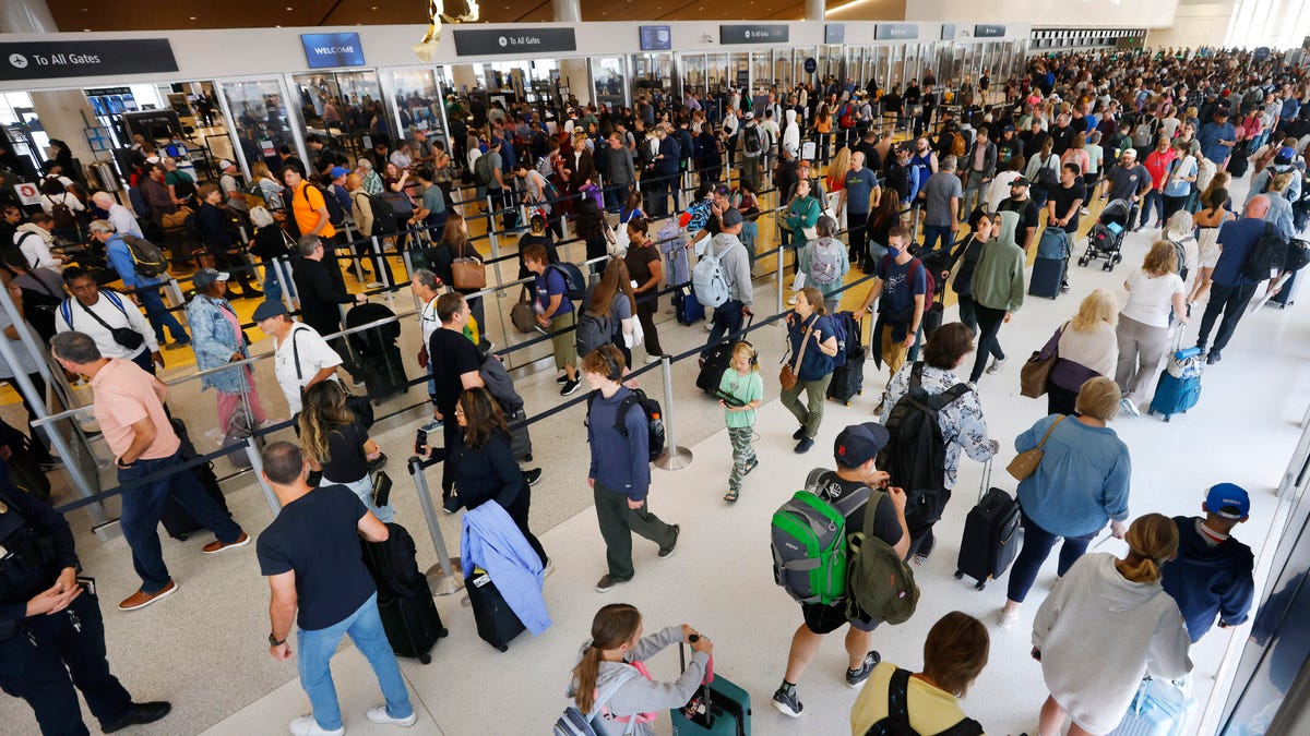 san-diego-airport-securitygettyimages-2267603512