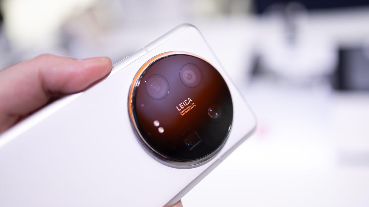 Hand holding a Xiaomi 14 Ultra