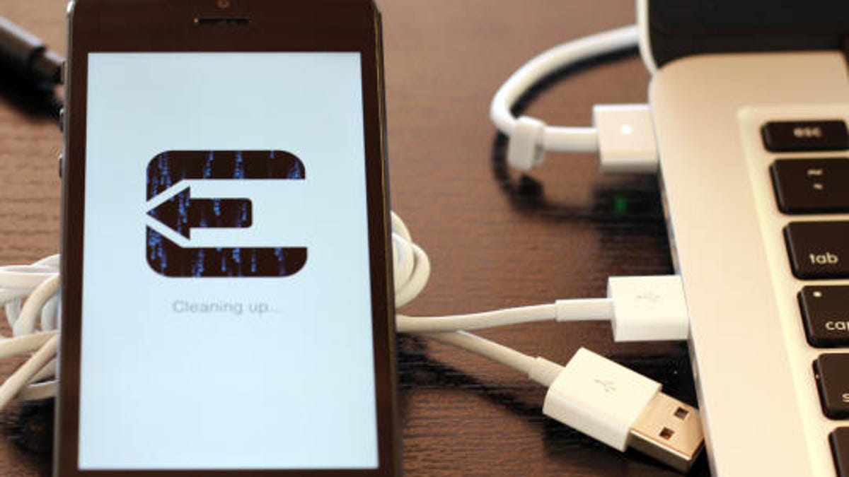 Jailbreaking an iPhone with the help of Evasi0n.