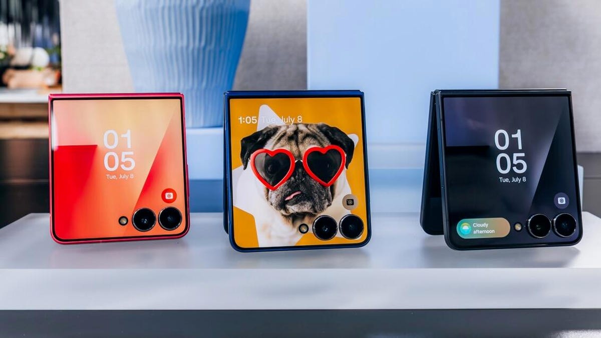 Three Galaxy Z Flip 7 phones in a line