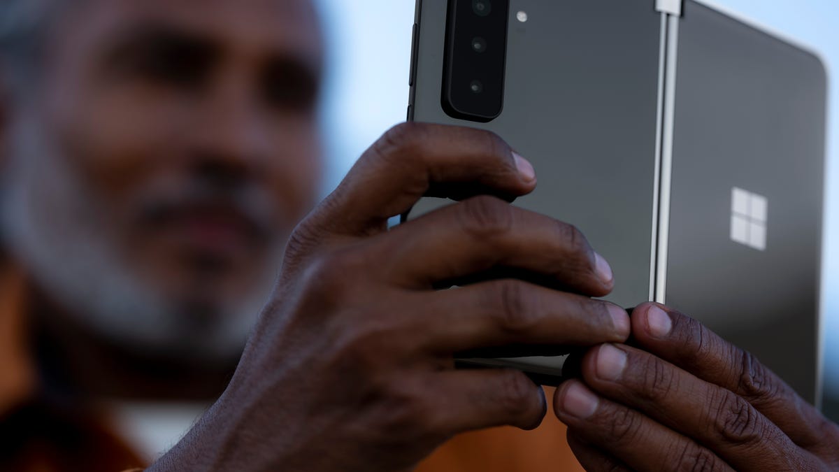 surface-duo-2-photography-2-under-embargo-until-september-22