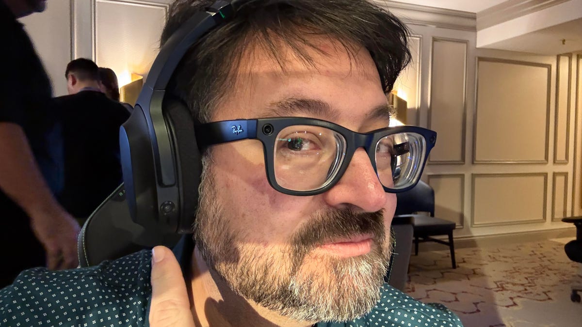 Scott Stein from CNET wearing Razer Project Motoko headphones
