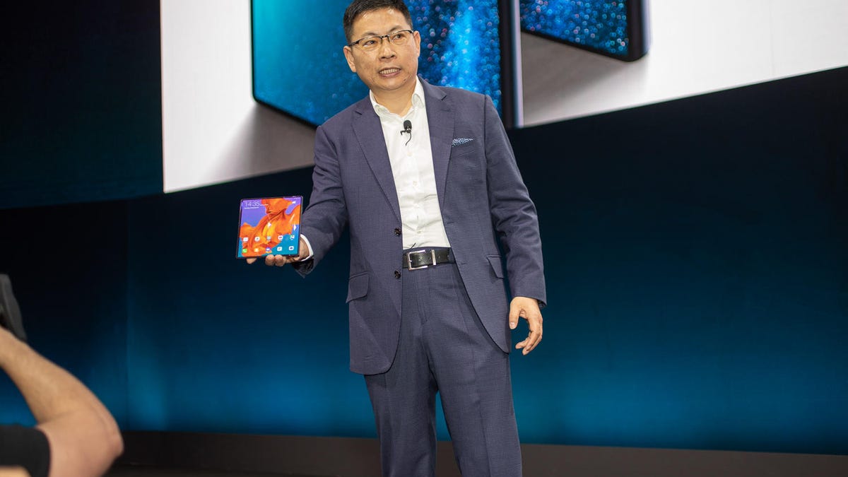 huawei-mate-x-mwc-2019-on-stage-richard-yu-2