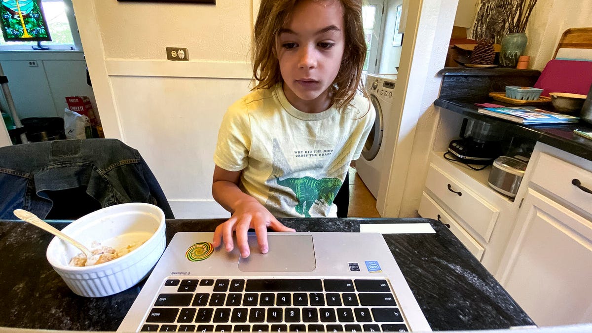 coronavirus-students-online-learning-schools-education-6137