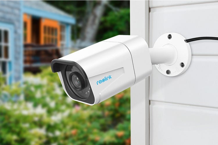 Reolink's PoE cam mounted to white outdoor siding.