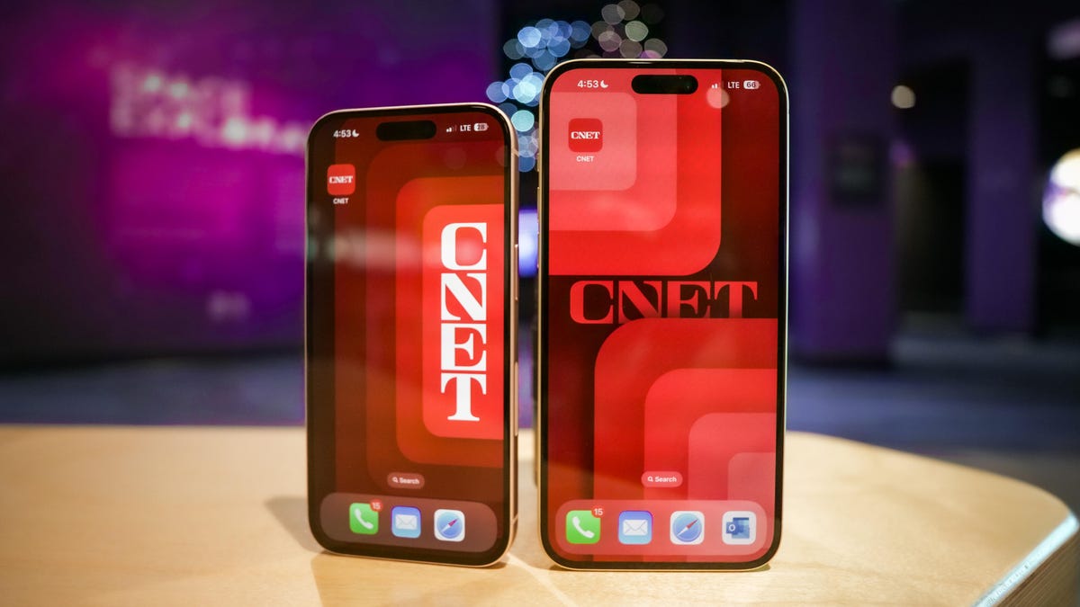 The iPhone 15 (left) and iPhone 15 plus (right)