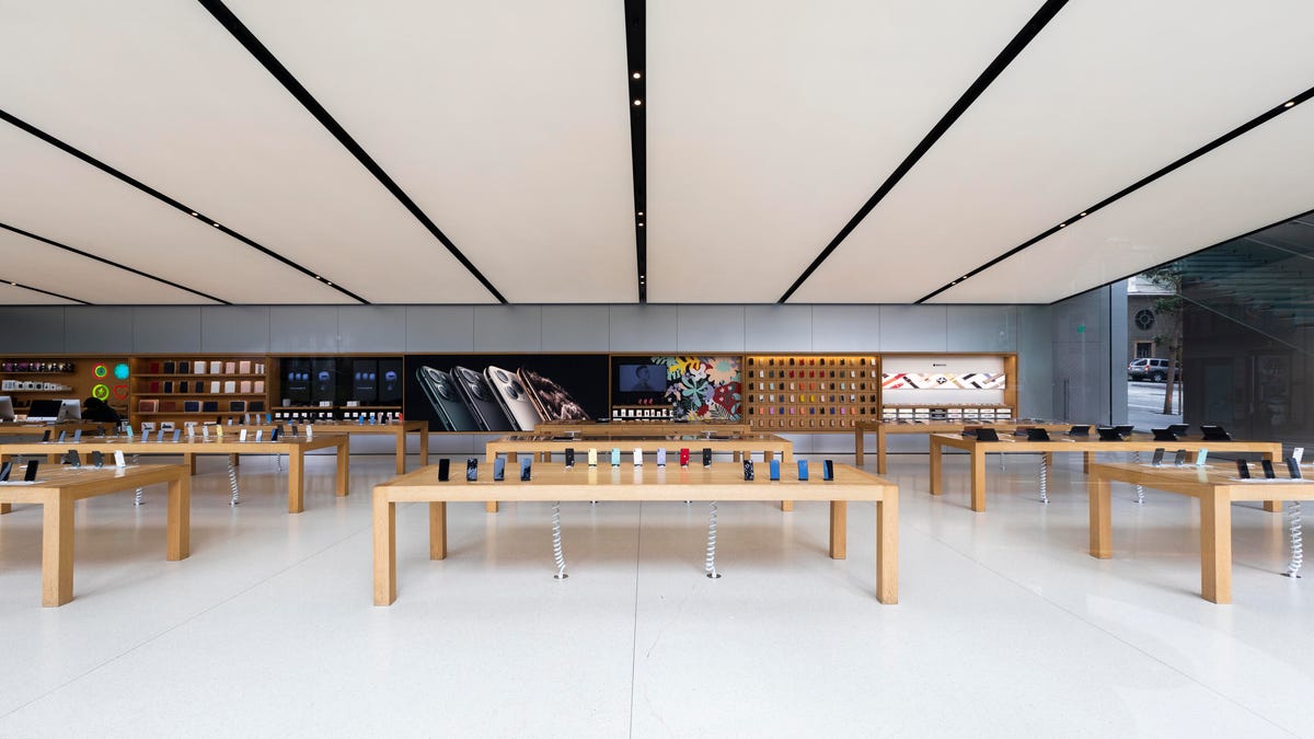 coronavirus-empty-stores-closed-5434