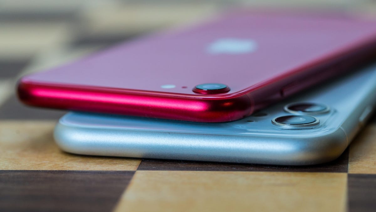 apple-iphone-11-apple-iphone-se-1680