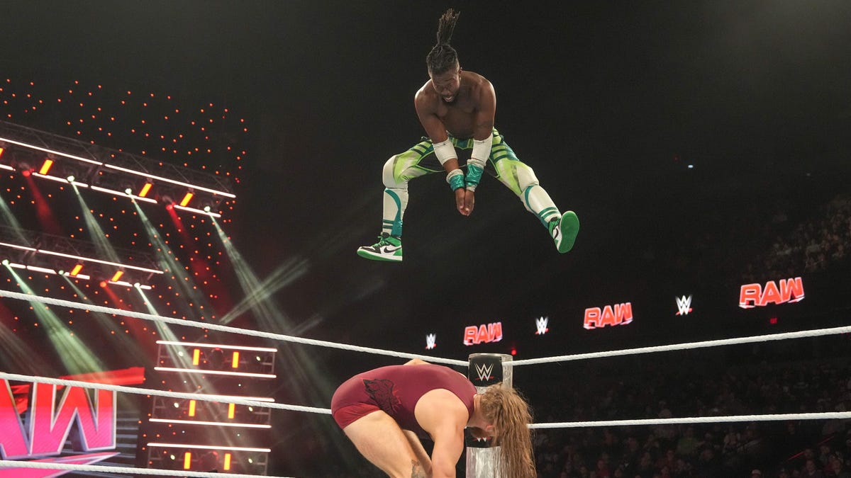 Kofi Kingston hits Pete Dunne with frog splash at WWE Raw