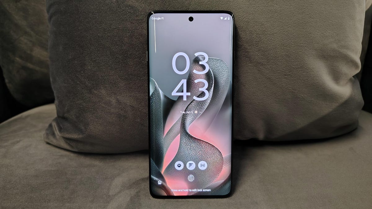 Motorola Edge on lock screen