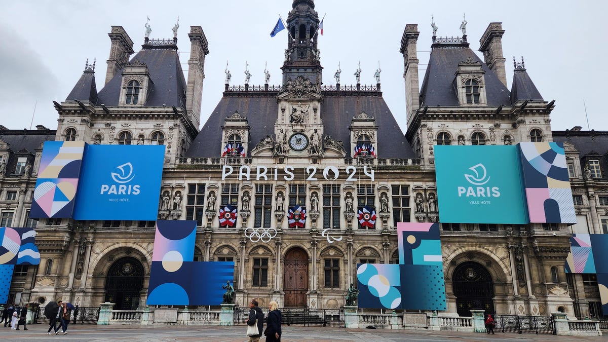 The Hotel de Ville building in Paris with banners celebrating the 2024 Olympic Games
