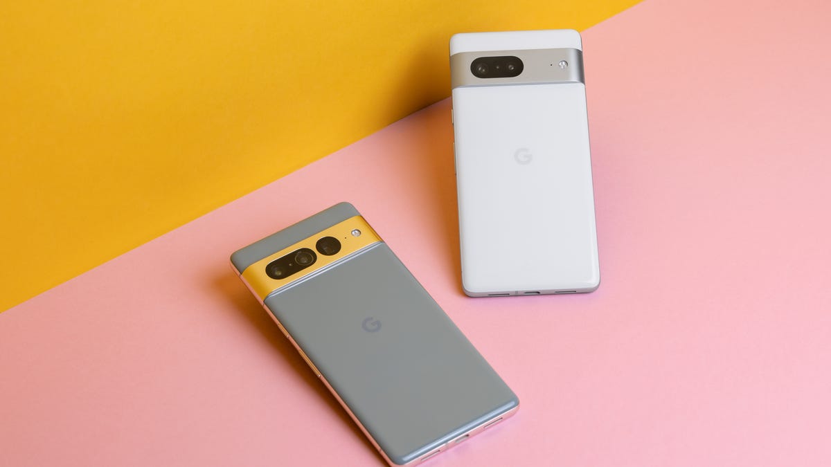 The Pixel 7 Pro (left) and Pixel 7 (right)