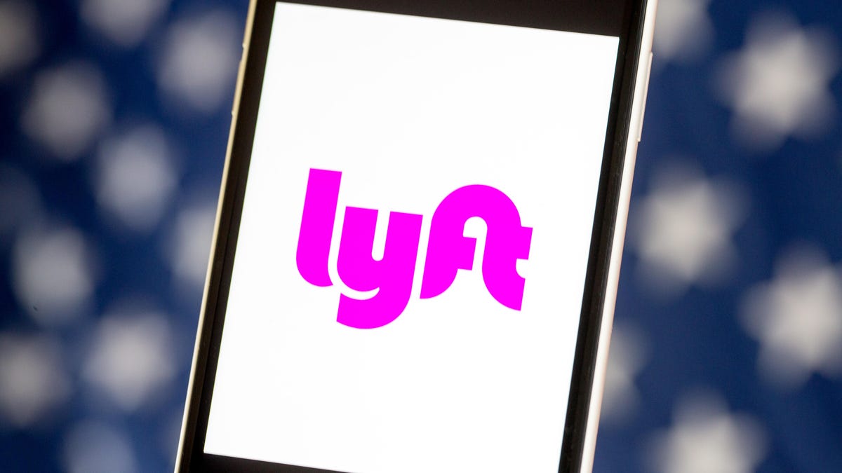 lyft-logo-phone-american-flag-3025