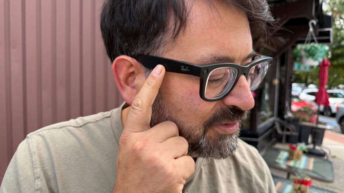 Man who wears Ray-Ban Meta