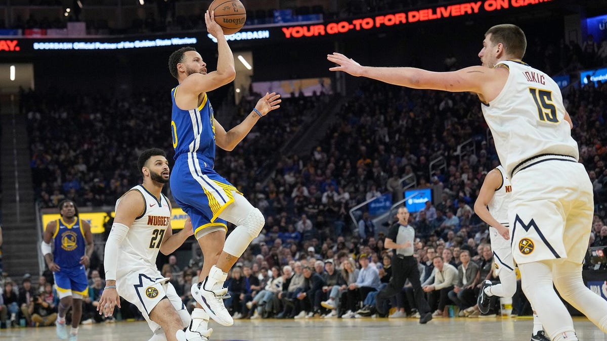 steph curry shoots ball on court