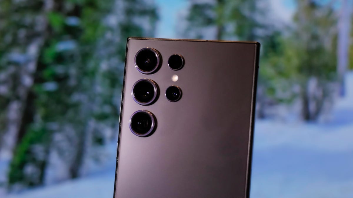 Cameras and lenses on the Apple iPhone 15 Pro Max and the Samsung S24 Ultra