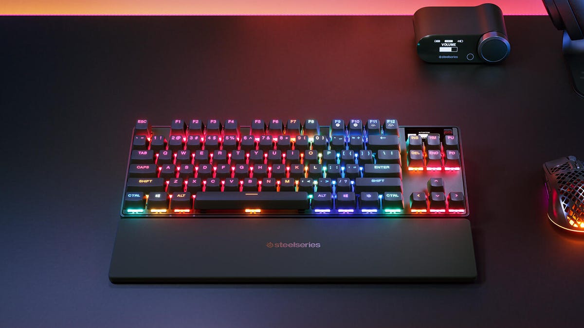 apex-pro-tkl-wireless-gen-3-black-context-lifestyle