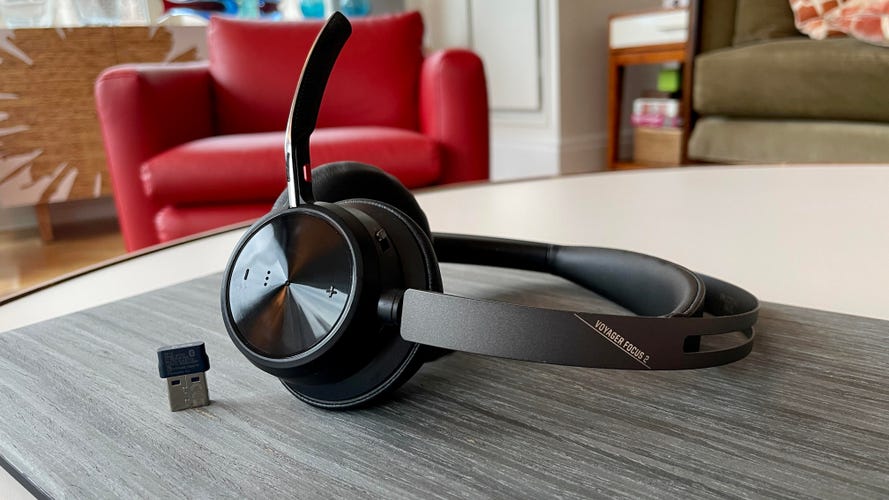 poly-voyager-focus-2-uc