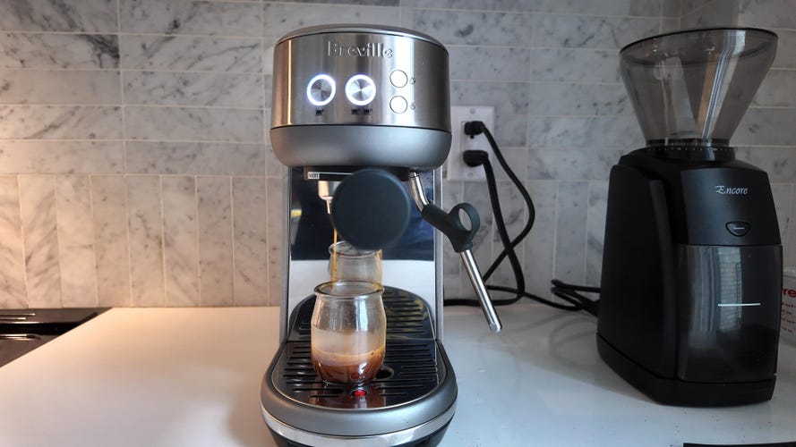 shot being brewwed in breville bambino