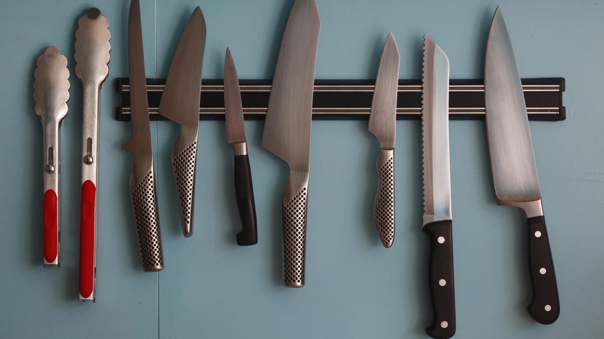 knives on magnetic strip