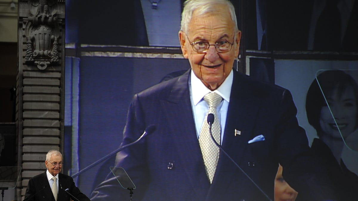 Business icon Lee Iacocca speaks after