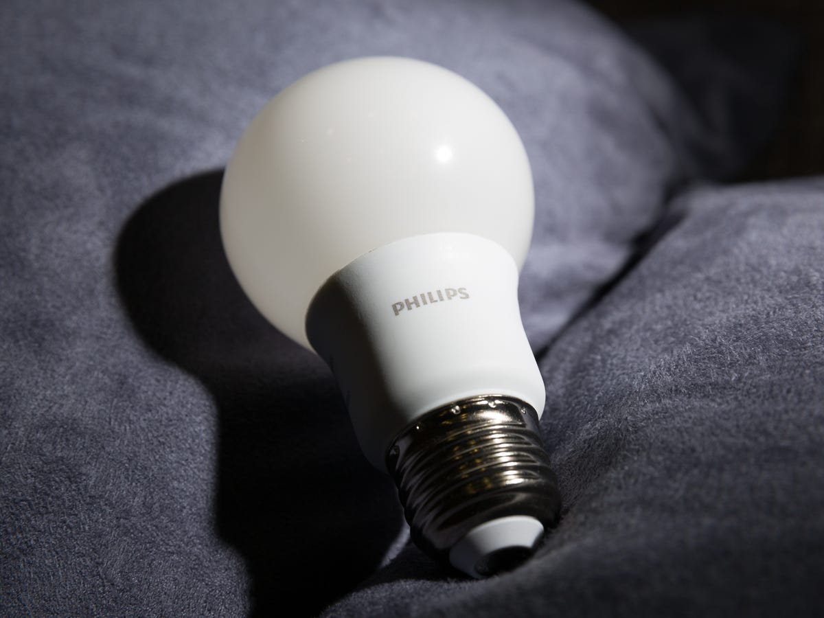 philips-60w-equivalent-led-9290011350-product-photos-3.jpg