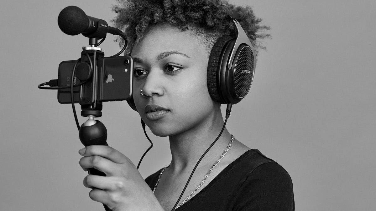 shure-mv88-plus-monitoring-videographer