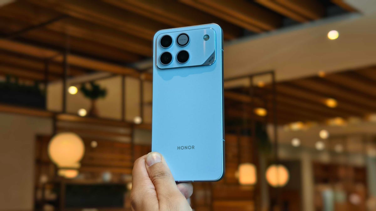 Prakhar Khanna holding the Honor Win gaming phone