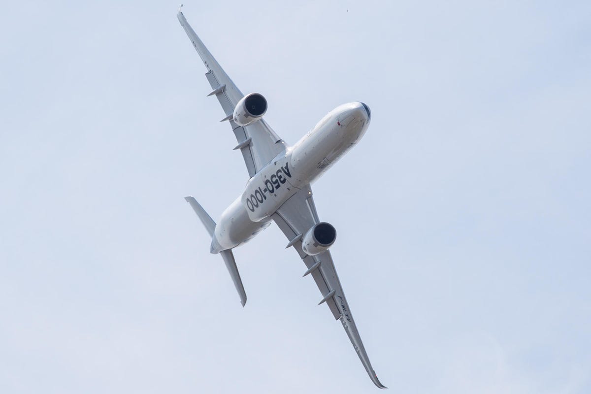 airbus-a350-1000-aerial-acrobatics-flying-airshow-paris-8