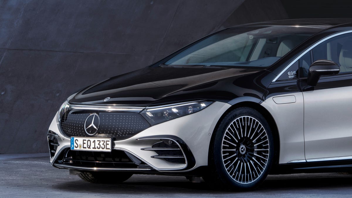 2022-mercedes-benz-eqs-ev-sedan-edition-one-fender